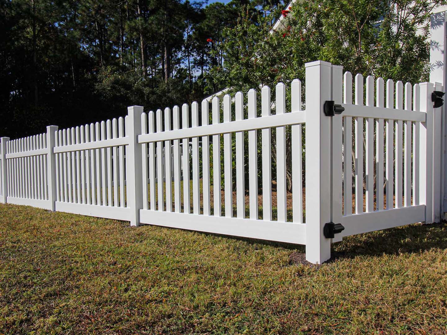Photo of a vinyl fence from a Southeast Georgia fence company